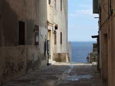 An Amazon warehouse worker died on the job at Oregon facility